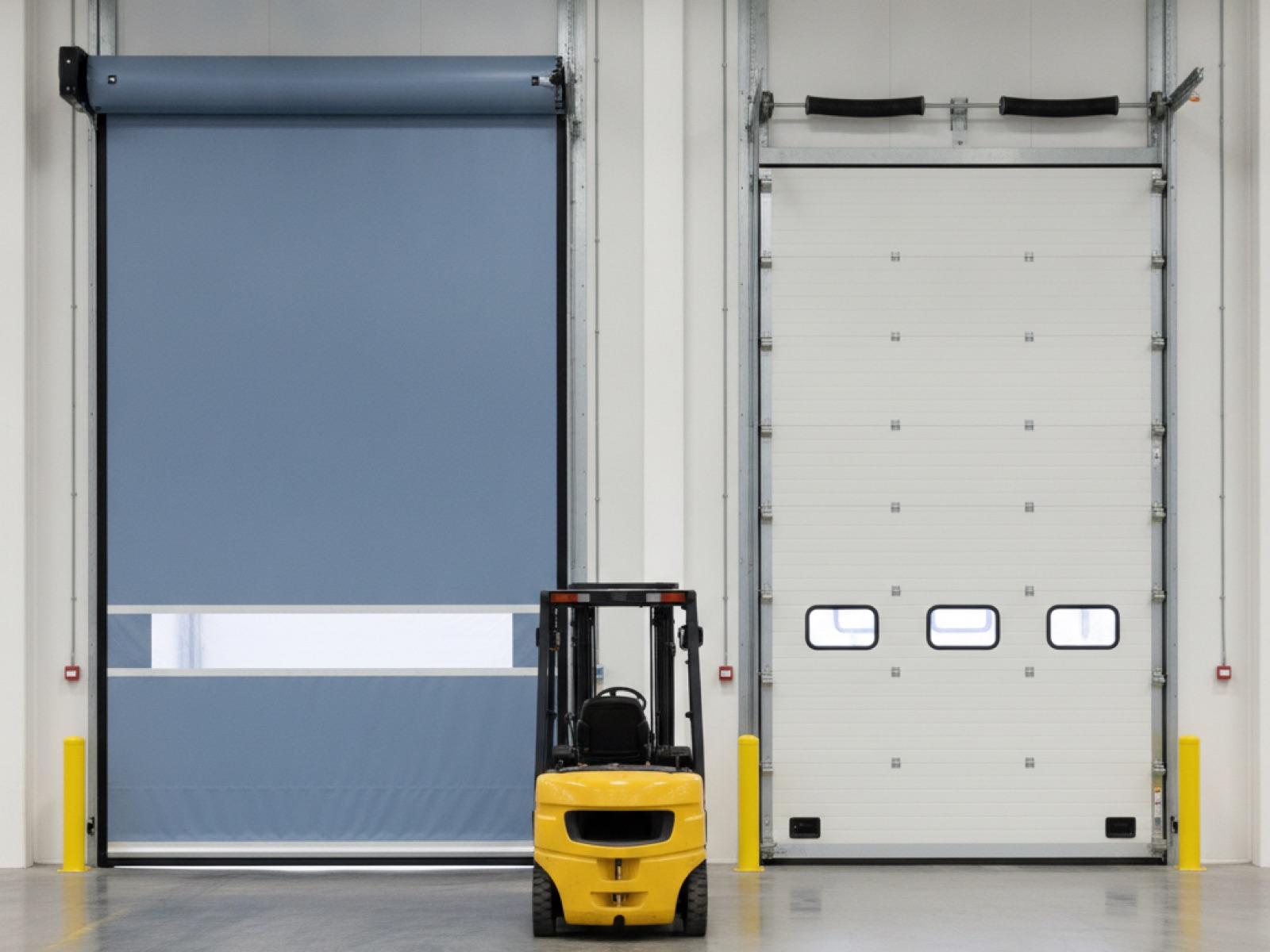 Porta rapida o portone sezionale: quale scegliere per la tua logistica
