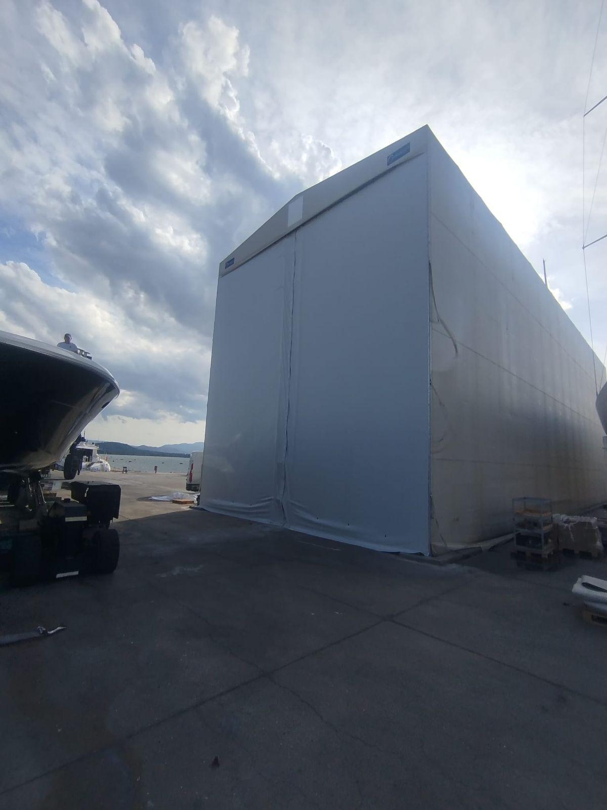 Testata nuova in telo PVC di un capannone per rimessaggio barche in un cantiere navale sul mare