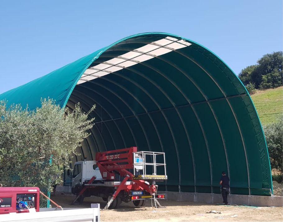 Tunnel agricolo per ricovero macchinari